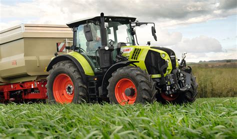 CLAAS ARION 570 CMATIC podczas pracy z ładowaczem czołowym