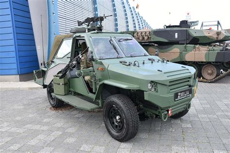 Zdjęcie przedstawiające różnorodne pojazdy ciężarowe i specjalistyczne dostępne na platformie PKO Licytacje.