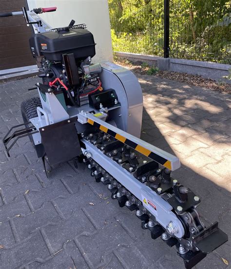 koparka łańcuchowa Simex CHD120 w akcji, frezująca asfalt