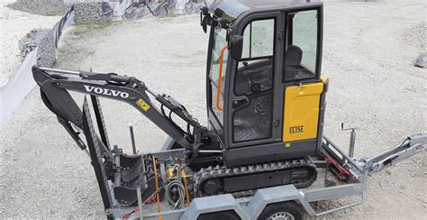 Technical diagram showing access to the engine compartment of the Volvo EC15E