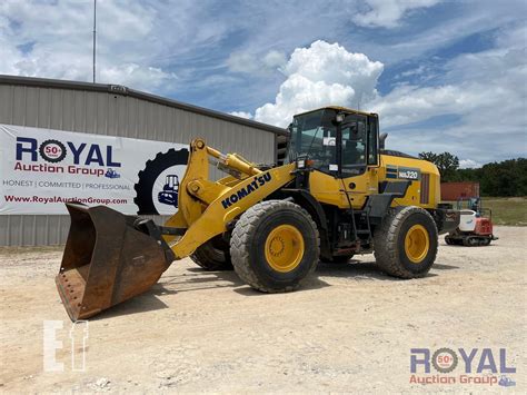 Komatsu WA320 w pracy, ładująca materiały sypkie