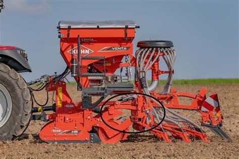 Siewnik pneumatyczny Kuhn Venta 330 z widocznymi elementami wysiewającymi