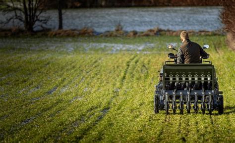 Kompaktowy siewnik automatyczny/rozsiewacz zasilany bateryjnie