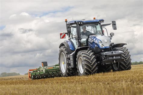 Ciągniki New Holland T7 w polu