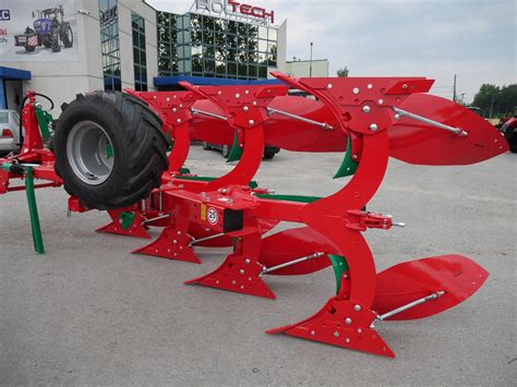 Pług obrotowy z zabezpieczeniem resorowym