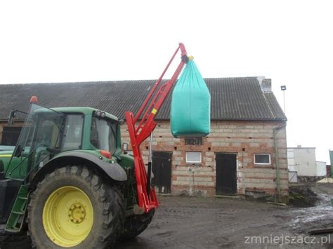 zdjęcie haka do big bagów zamontowanego na ładowaczu