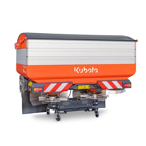 Zdjęcie rozsiewacza Kubota DSX-W Geospread współpracującego z ciągnikiem Kubota M7004.