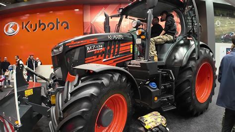 Detal maski modelu Kubota M7-174 w wersji Premium KVT, z widocznymi oznaczeniami silnika.