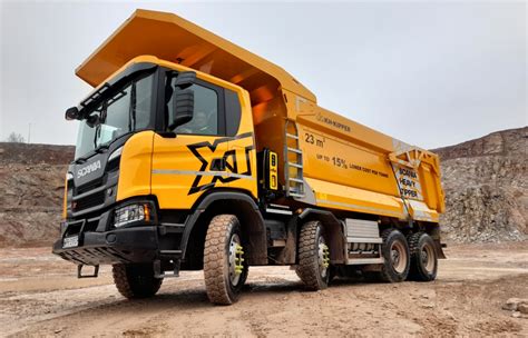 Scania G540 XT 8x4 z kopalnianą zabudową KH-kipper W1MV w pracy