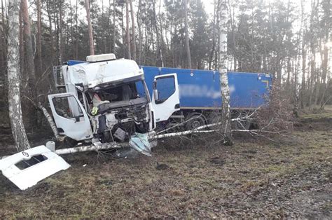 Zniszczona ciężarówka po wywrotce na śliskiej drodze z rozrzuconymi burakami.