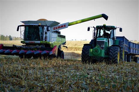 Infografika: Rodzaje i zastosowania maszyn rolniczych od 4FARMER