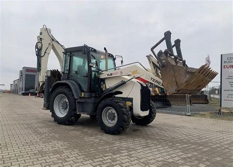 zdjęcie koparko-ładowarki Terex TLB 890 w akcji