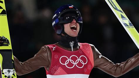 Simon Ammann gratulujący Kamilowi Stochowi po zwycięstwie w Pjongczangu 2018