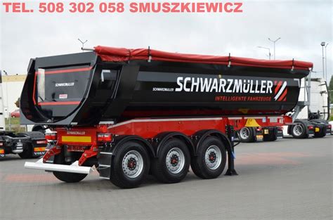 Wywrotka Schwarzmuller w akcji, załadowana kruszywem