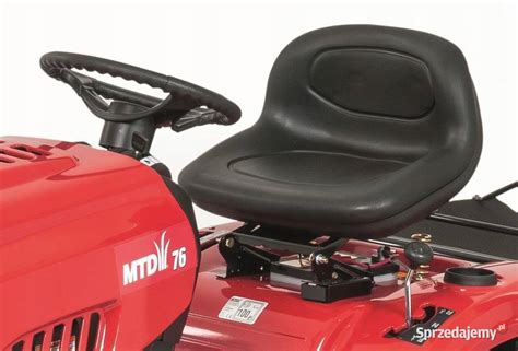 Traktor ogrodowy MTD 76 podczas pracy w ogrodzie