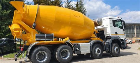 Zdjęcie betonomieszarki (gruszki) w akcji na placu budowy