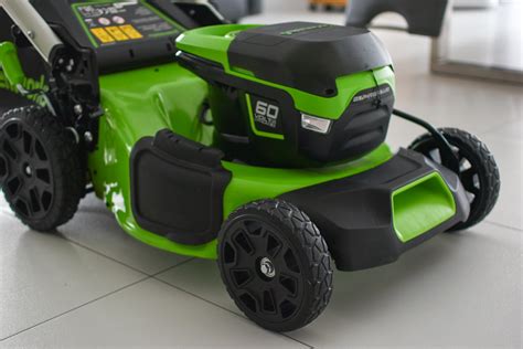 Thematyczne zdjęcie kosiarki akumulatorowej Greenworks w ogrodzie