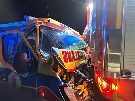 Wóz strażacki i karetka na miejscu wypadku drogowego z udziałem motoroweru w Rumi
