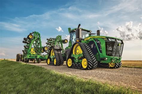 zdjęcie ciągnika John Deere serii 9RX z gąsienicowym układem jezdnym w akcji