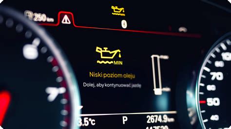 Ilustracja przedstawiająca procedurę sprawdzania poziomu oleju w silniku maszyny budowlanej