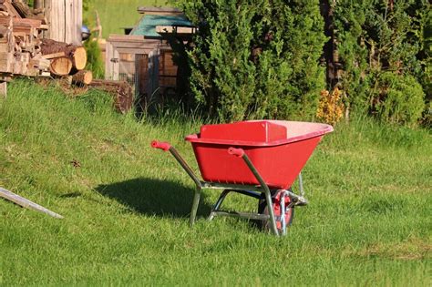 Zdjecie miniciągnika ogrodniczego Shibaura w pracy w ogrodzie