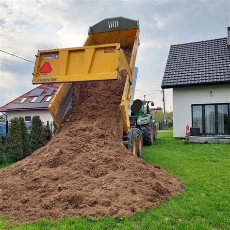 Zdjęcie wywrotki podczas rozładunku ziemi ogrodowej na placu budowy