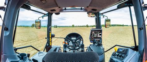wnętrze kabiny ciągnika Kubota z ergonomicznym rozmieszczeniem elementów sterowania