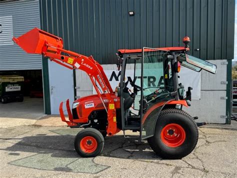 miniciągnik Kubota B2311 pracujący w wąskim przejściu między uprawami