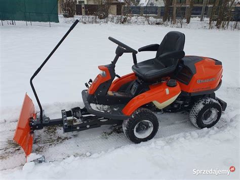 zdjęcie traktorka Husqvarna Rider 15V2 z zamontowanym pługiem do odśnieżania