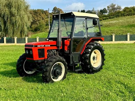 Zetor 6245 w akcji na polu uprawnym