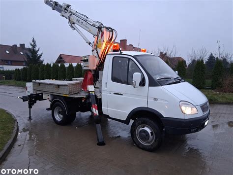 Zdjęcie pojazdu GAZ Gazela z zabudową w postaci podnośnika koszowego w akcji