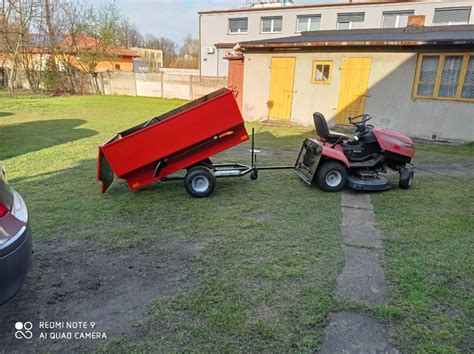 zdjęcie traktorka ogrodowego w akcji