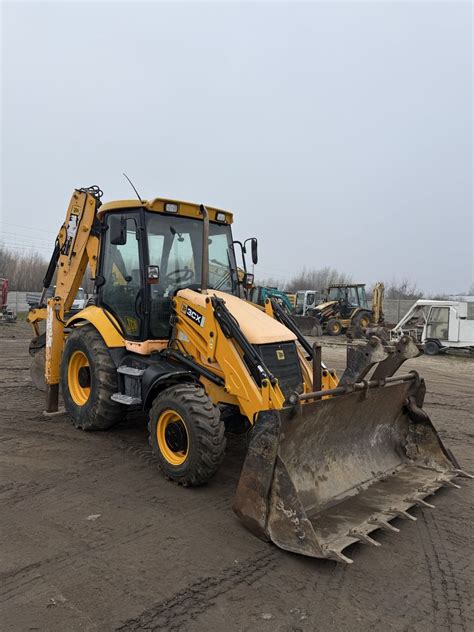 Ilustracja przedstawiająca koparko-ładowarkę JCB 3CX z zamontowaną łyżką wielofunkcyjną 6w1, demonstrującą różne kąty i tryby pracy.