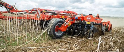 brona talerzowa Kuhn Optimer XL 9000 w pracy na polu