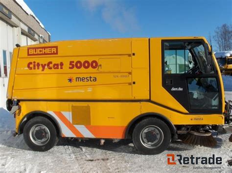 Wnętrze kabiny zamiatarki Bucher City Cat 5000 z pulpitem sterowania
