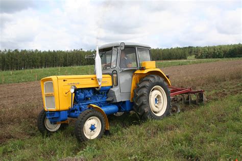 Zabytkowy ciągnik Ursus C-360 pracujący na polu