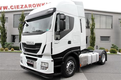 Zdjęcie przedstawiające elegancki ciągnik siodłowy Kenworth w plenerze
