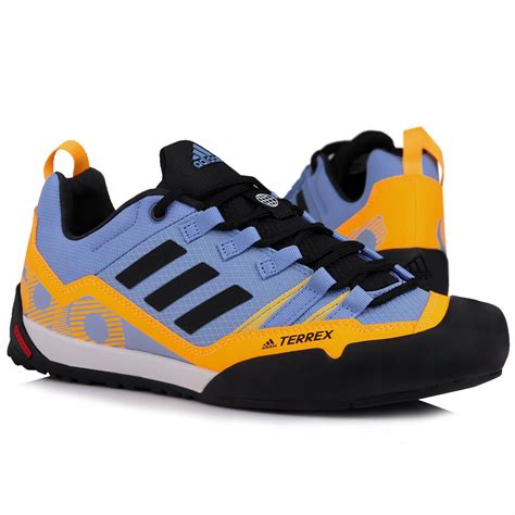 Wielokolorowe buty Adidas Terrex w akcji, prezentujące ich wszechstronność w terenie