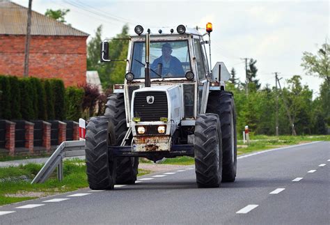 Infografika porównująca cechy traktora rolniczego i ciągnika budowlanego