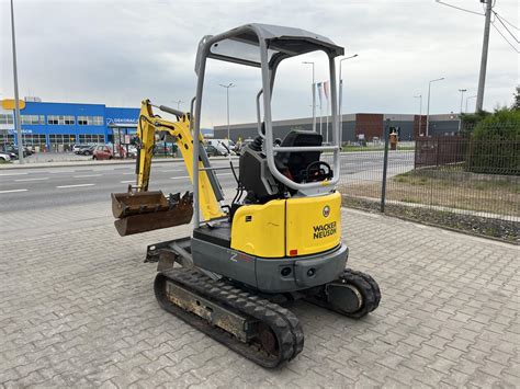 Minikoparka Wacker Neuson ET18 w akcji na placu budowy.