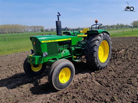Zdjęcie historycznego modelu ciągnika John Deere 2130