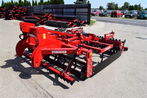 Zdjęcie ciężkiego agregatu uprawowego typu kompaktor z widocznymi wałami