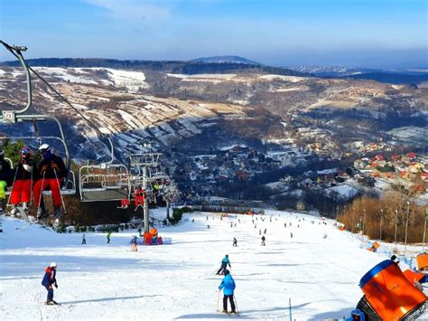 Stacja narciarska Szklana Góra w Harbutowicach z widokiem na stok