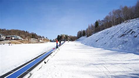 Zdjecie ratraka w akcji na stoku narciarskim, ukazujące przygotowywanie 