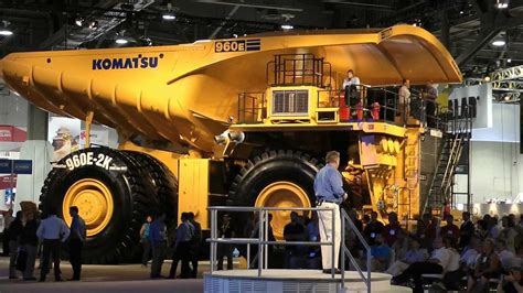 Table comparing specifications of the world's largest dump trucks