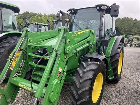 John Deere 5115R i 6110MC w pracy polowej