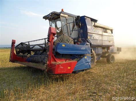 zdjęcie kombajnu Fortschritt MDW 525 w akcji na polu