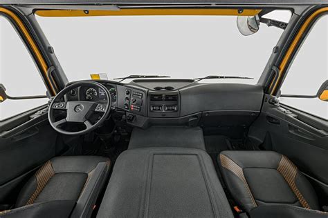 Wnętrze kabiny zamiatarki Mercedes-Benz Atego, widok na panel sterowania i kierownicę