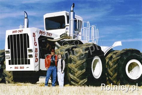 Zdjęcie ciągnika Big Bud 16V-747 w pracy