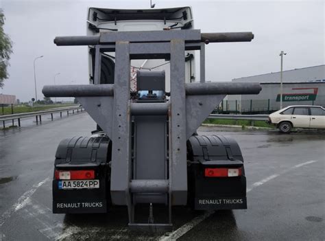 zdjęcie uszkodzonego ciągnika Mack FM786 na placu pomocy drogowej